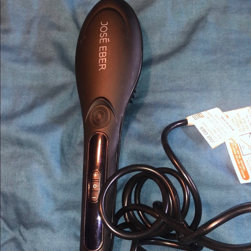 Brush straightener